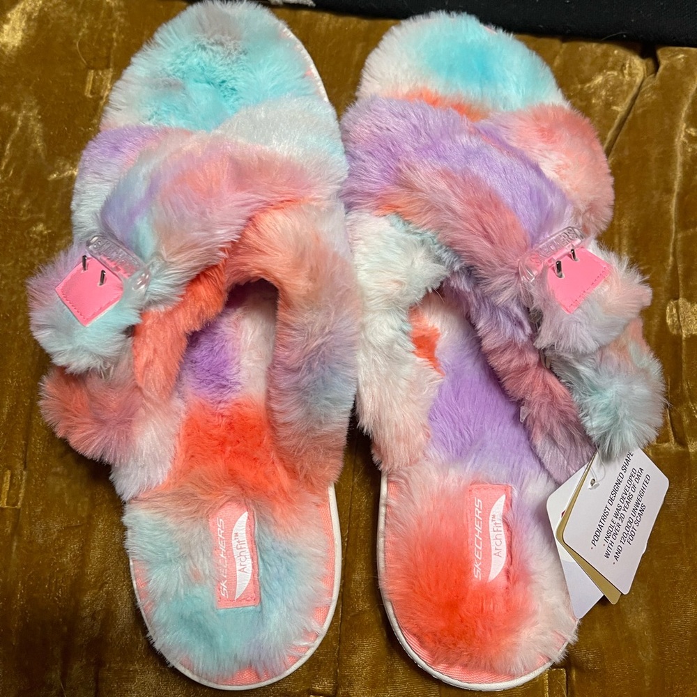 NEW Sketchers Arch Fit slippers